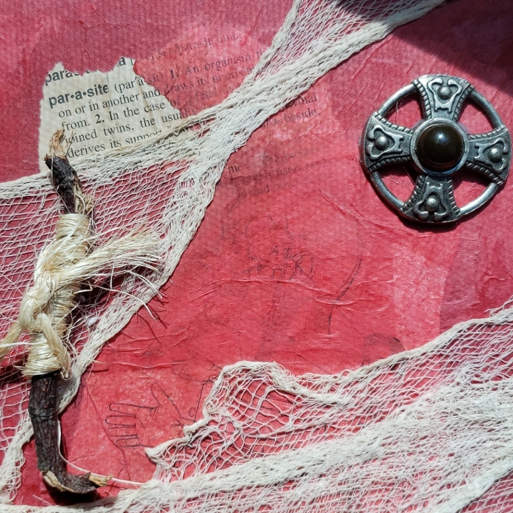 Witchy haunted book prop - Picture 2 of 7